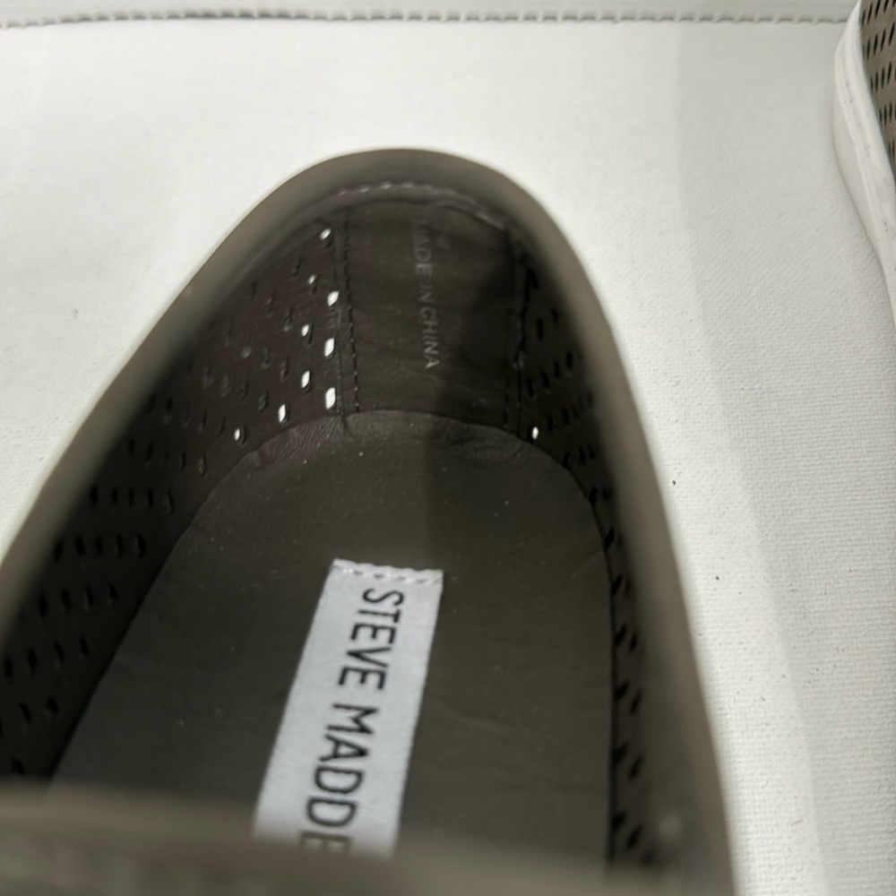 Steve Madden Women’s Wake slip on sneaker. Size 7M Olive Green color. - Picture 8 of 9